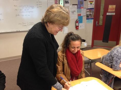 Mrs. Judy Uriarte, French teacher, helps Maddie Petrush, junior, with an assignment. Uriarte is an avid supporter of block scheduling.