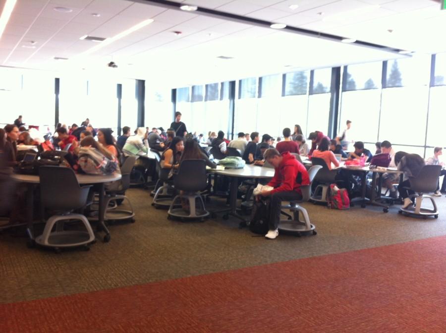 Students+crowd+the+Workday+Student+Center+during+lunchtime.+No+food+is+allowed+here%2C+so+what+are+these+kids+doing%3F+Not+eating.