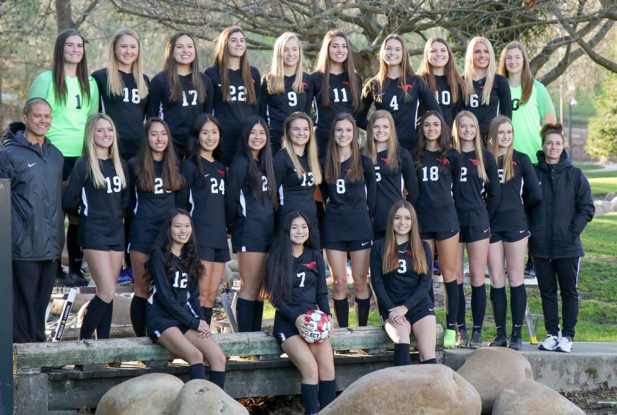 Seen+in+this+picture+is+all+of+the+varsity+women%E2%80%99s+soccer+team%2C+including+coaches+Christopher+Lum+and+Katie+Cesio.