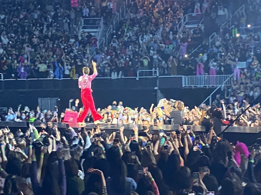 Harry+Styles+held+an+indoor+concert+in+the+San+Jose+SAP+center+on+November+11.+Though+the+crowd+was+packed%2C+the+usage+of+masks+was+enforced.