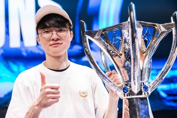 Faker lifting the Worlds 2023 trophy. (picture derived from Sports Illustrated)